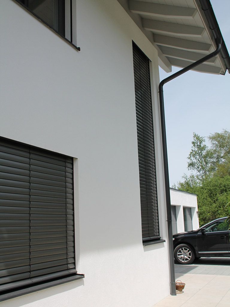 Raffstore an einem Fenster