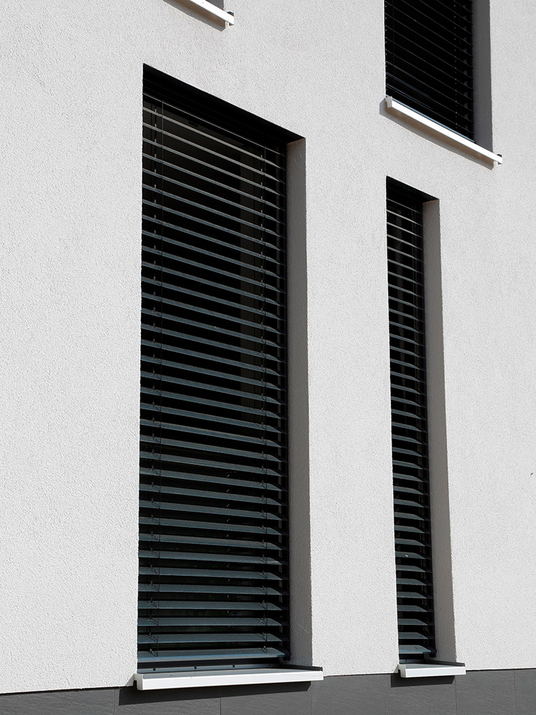 Raffstore an einem Fenster