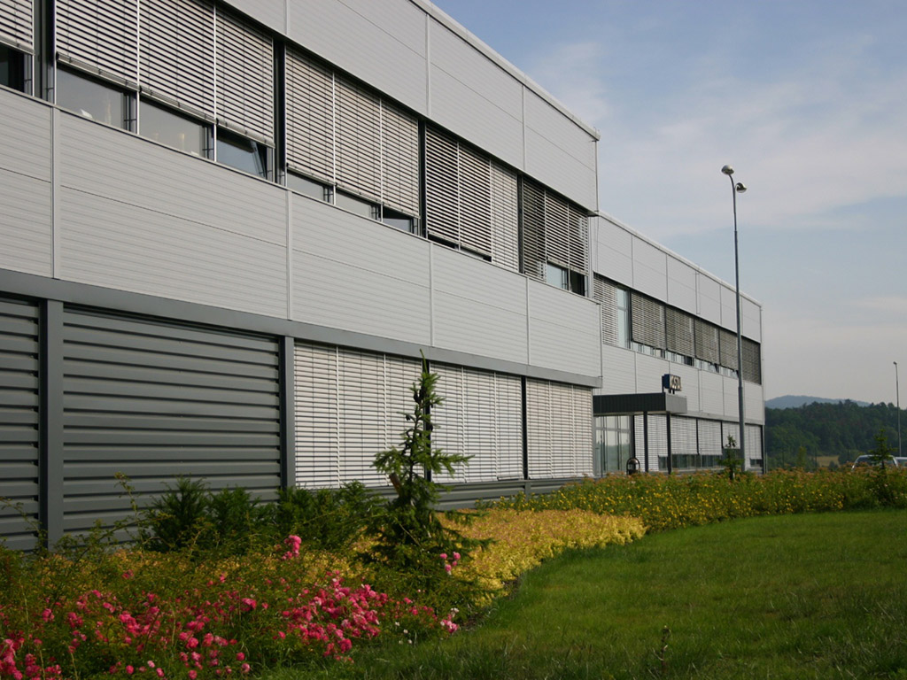 Hausfassade mit Raffstoren