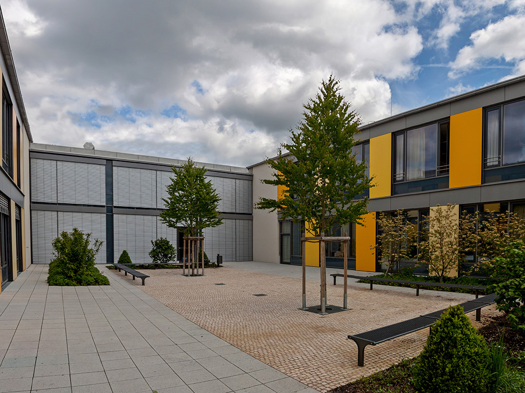 Hausfassade mit Raffstoren