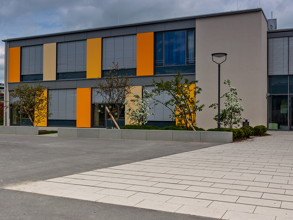 Hausfassade mit Raffstoren