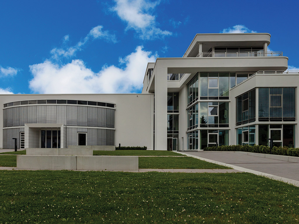 Hausfassade mit Raffstoren