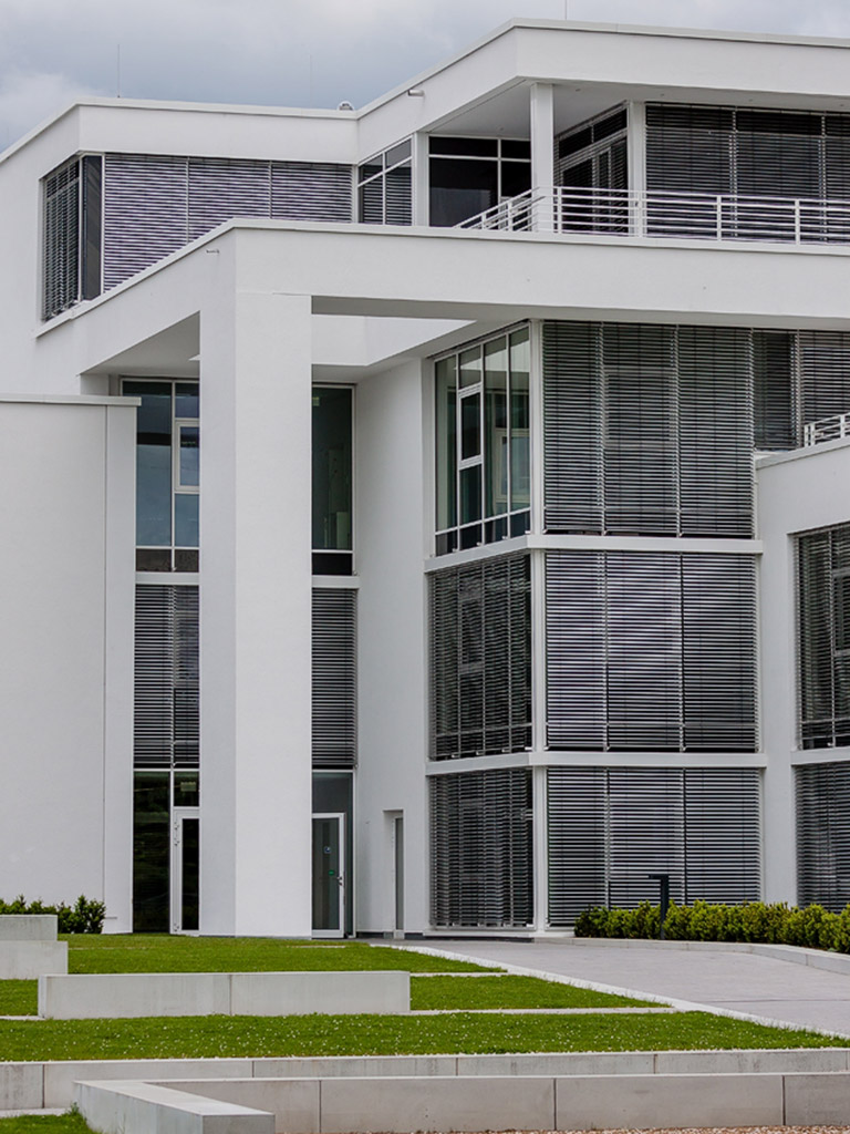 Hausfassade mit Raffstoren