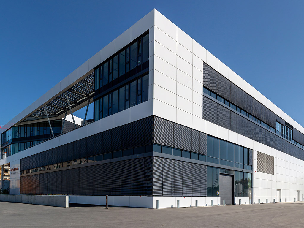 Hausfassade mit Raffstoren