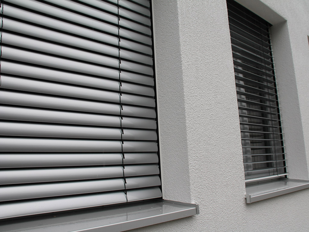 Raffstore an einem Fenster