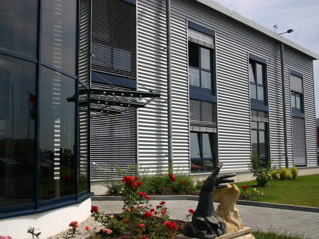 Hausfassade mit Raffstoren