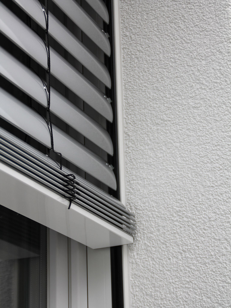 Raffstore an einem Fenster
