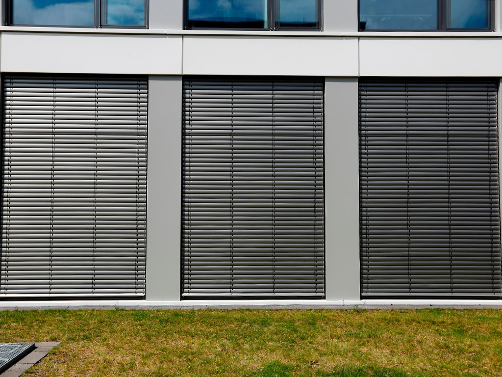 Hausfassade mit Raffstoren