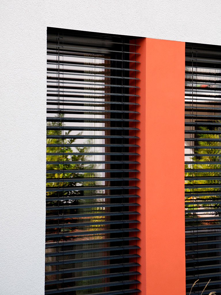 Raffstore an einem Fenster