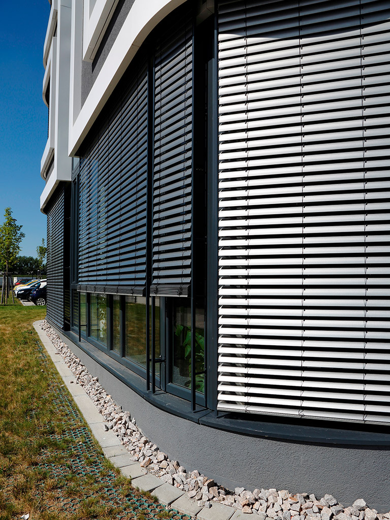 Hausfassade mit Raffstoren
