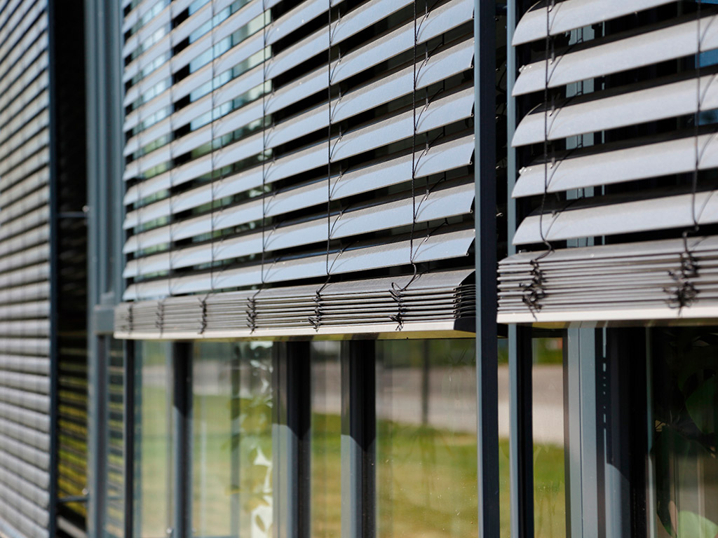 Raffstore an einem Fenster