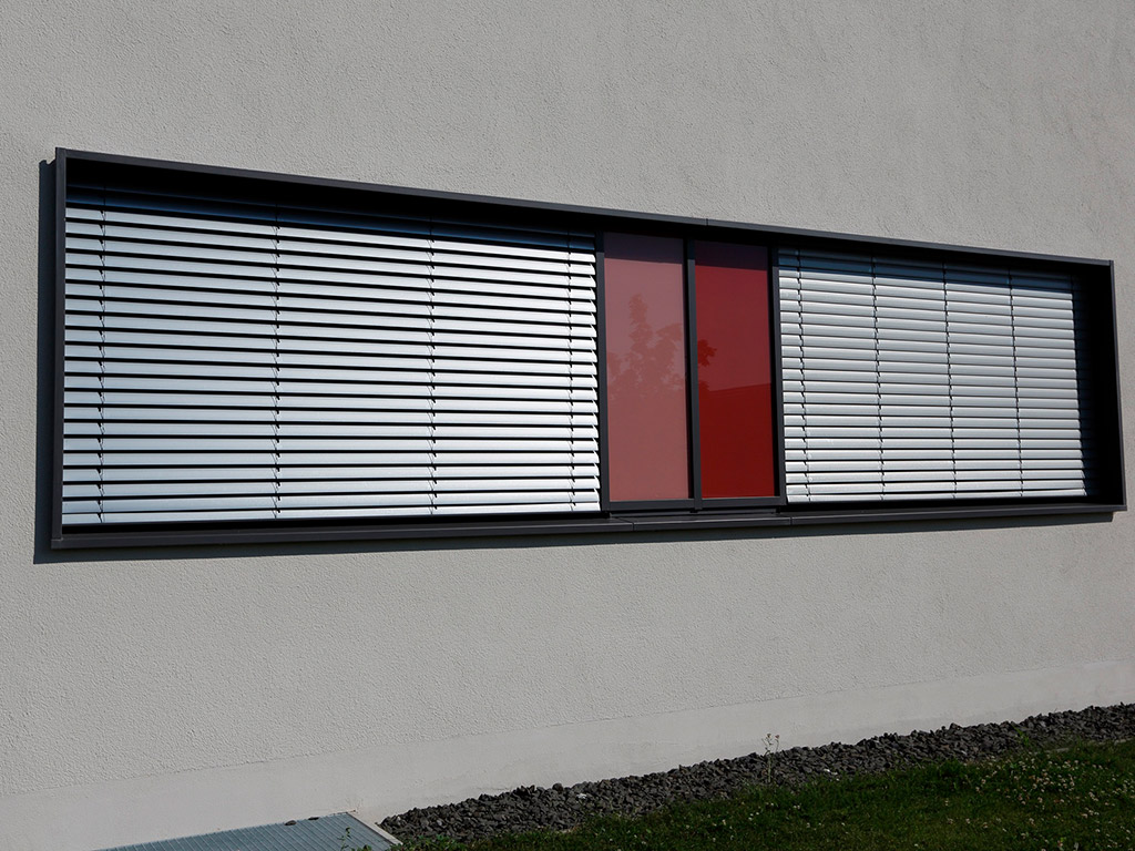 Raffstore an einem Fenster