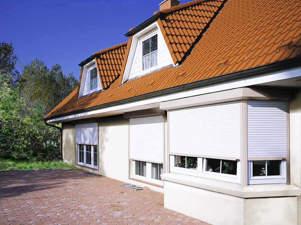 Hausfront mit Rollladen