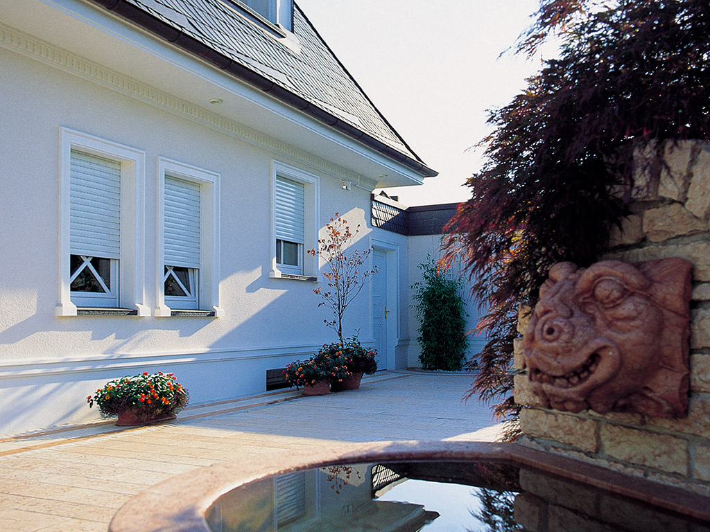Hinterhof eines Hauses mit Rollladen