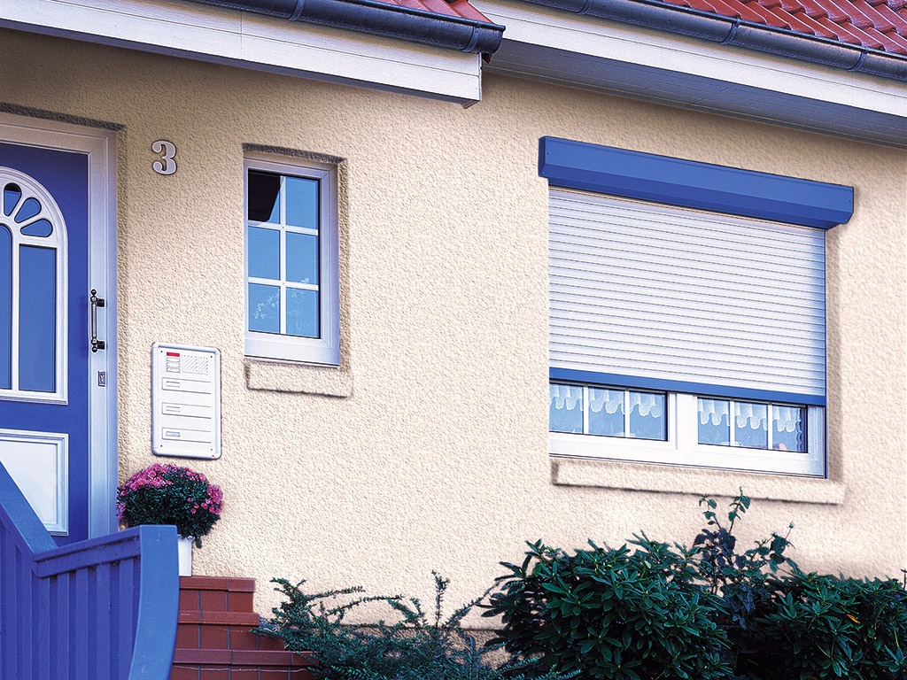 Hauseingang mit Rollladen