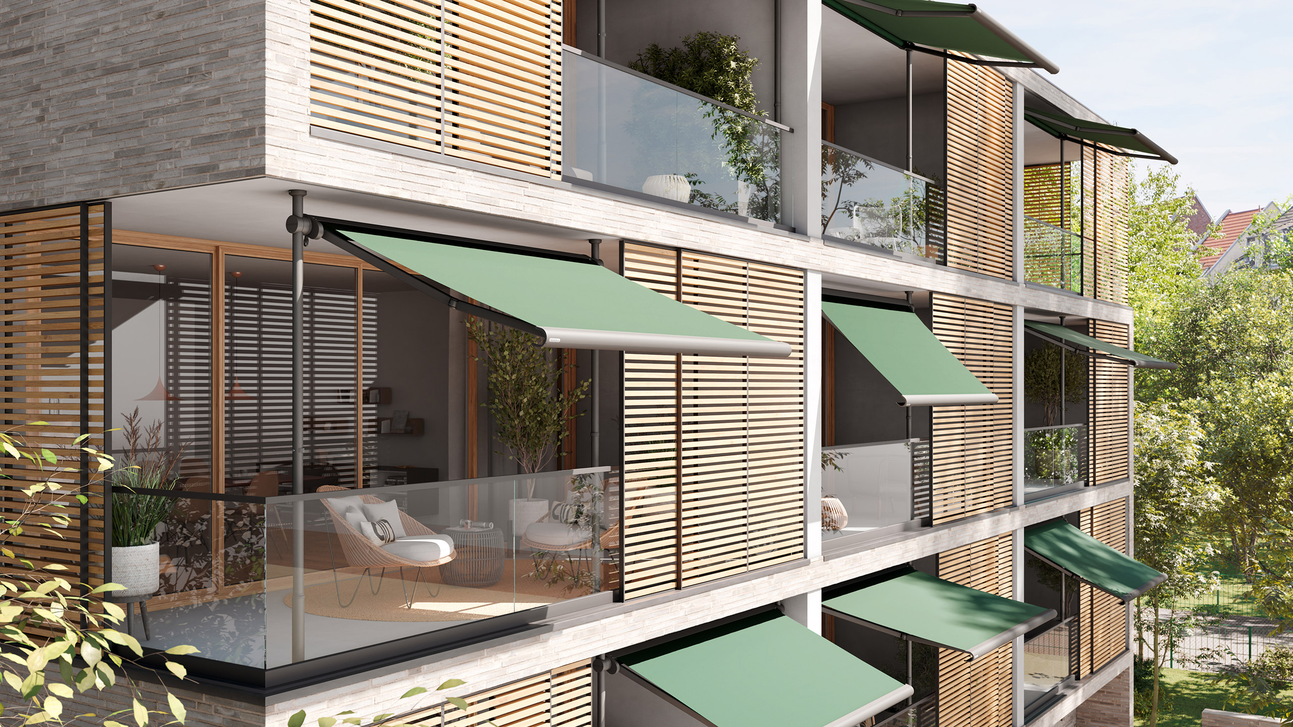 mehrstöckiges Haus mit mehreren Markisen am Balkon
