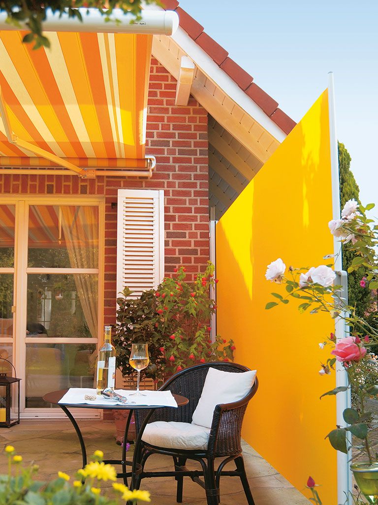 Terrasse mit Markise und Seitenmarkise