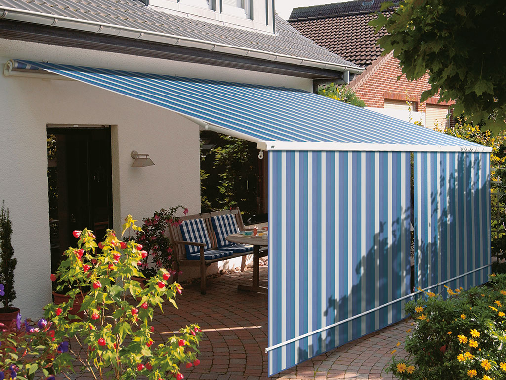 Terrasse mit Markise und Seitenmarkise