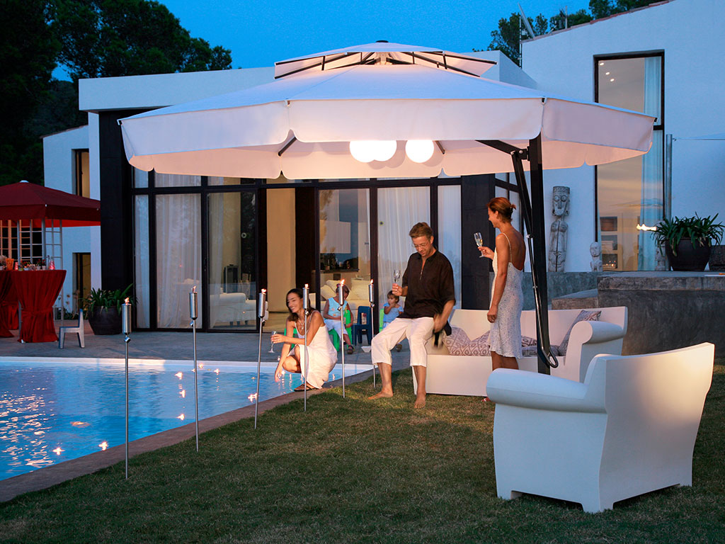 Terrasse mit Sonnenschirm und Pool