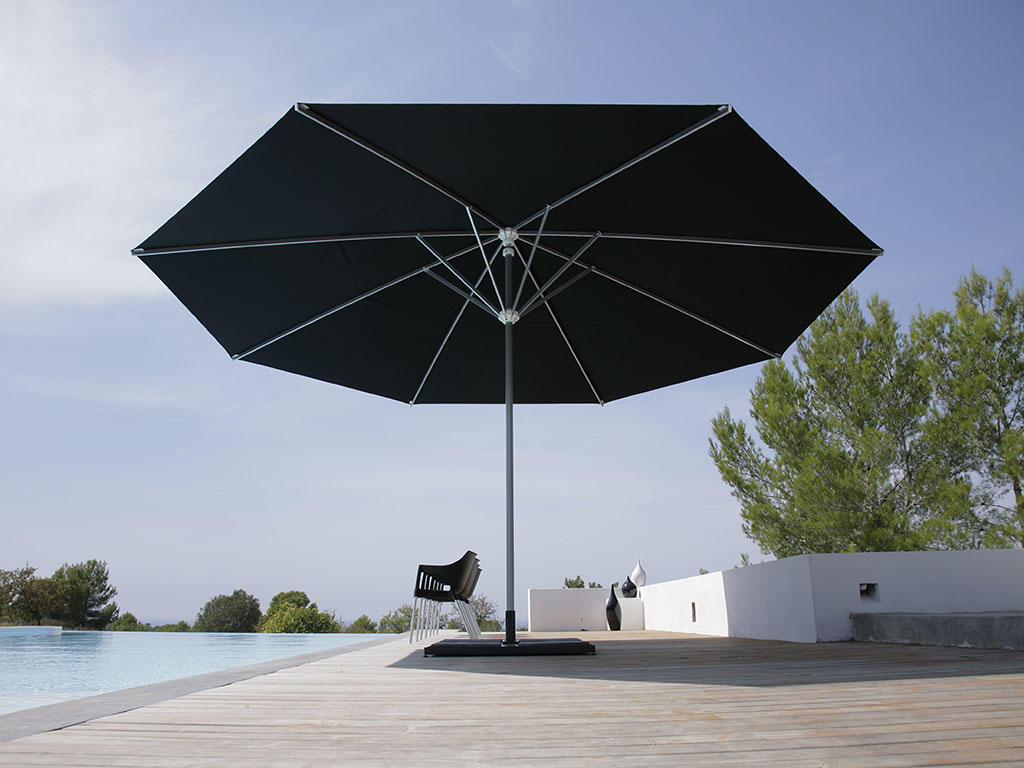 Terrasse mit schwarzem Sonnenschirm und Pool