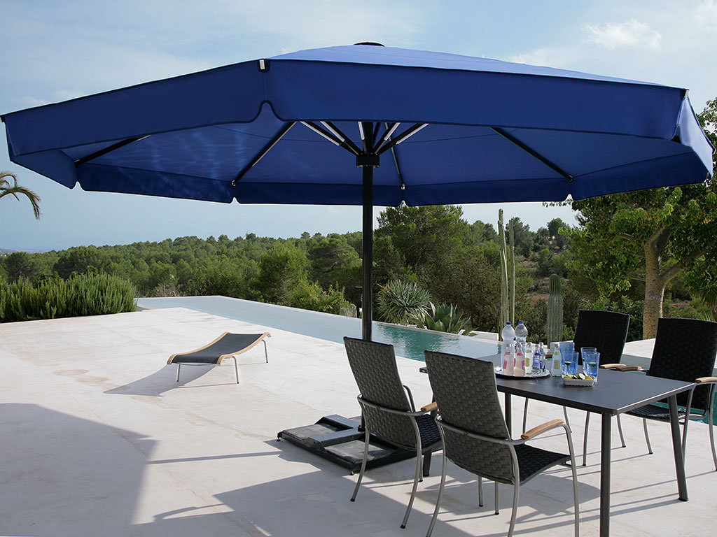 Terrasse mit Sonnenschirm und Pool