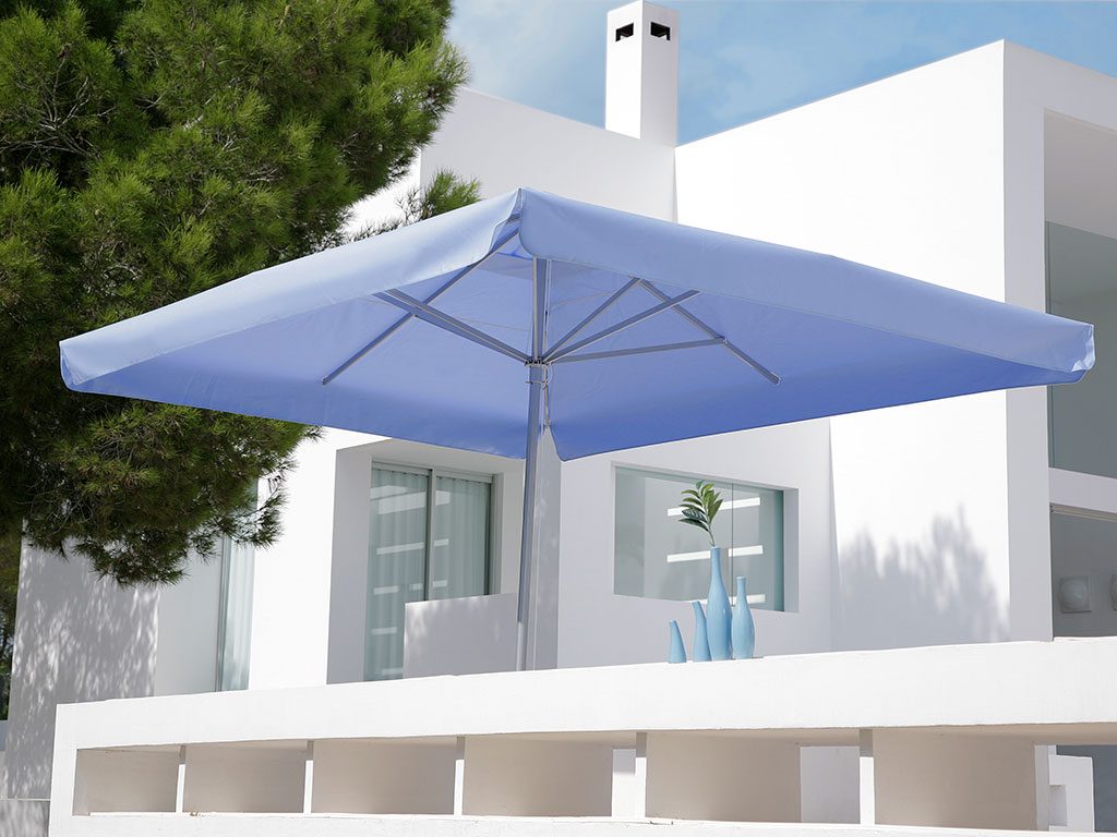 Terrasse mit hellblauem Sonnenschirm