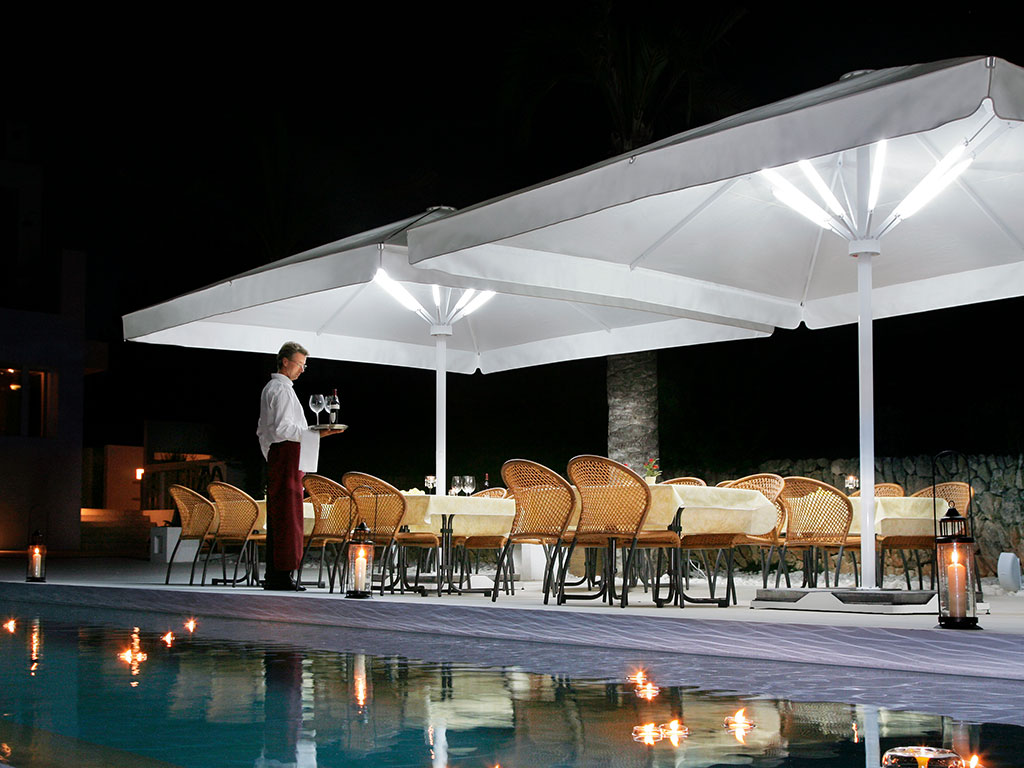 Terrasse mit Sonnenschirm und Pool