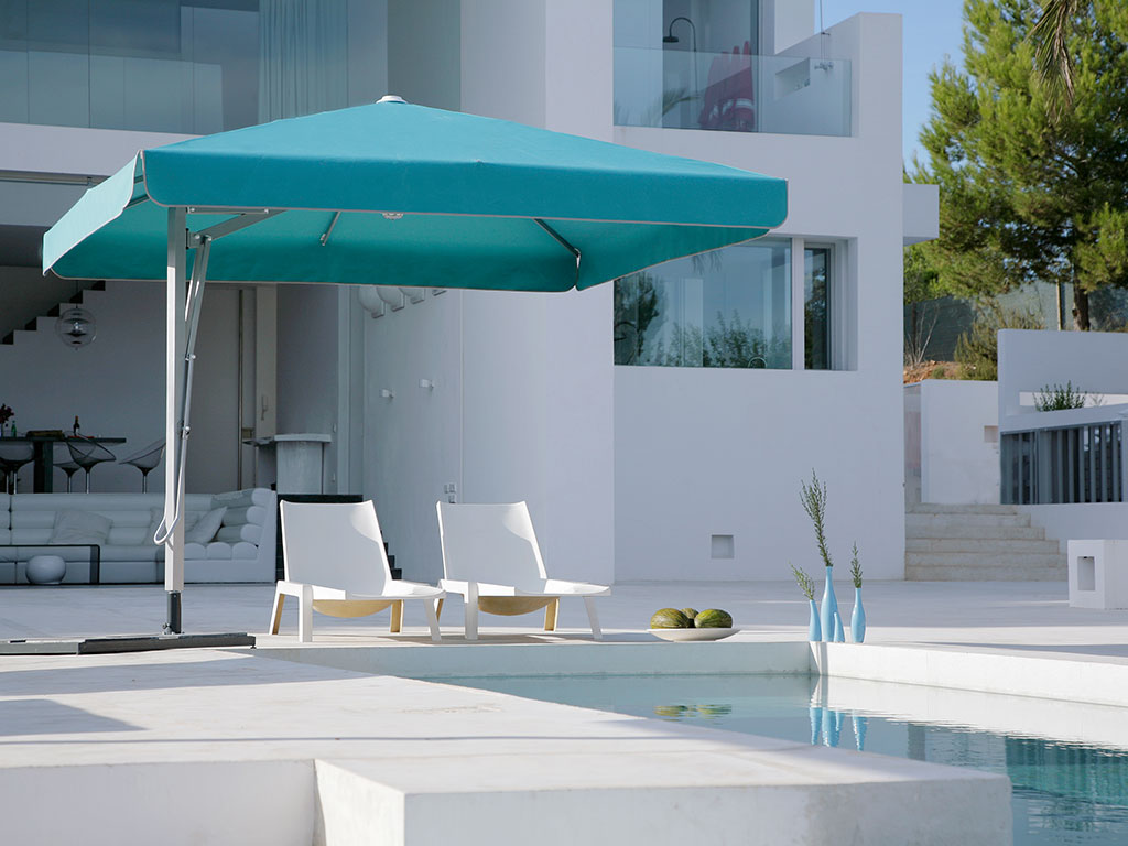 Terrasse mit Sonnenschirm und Pool