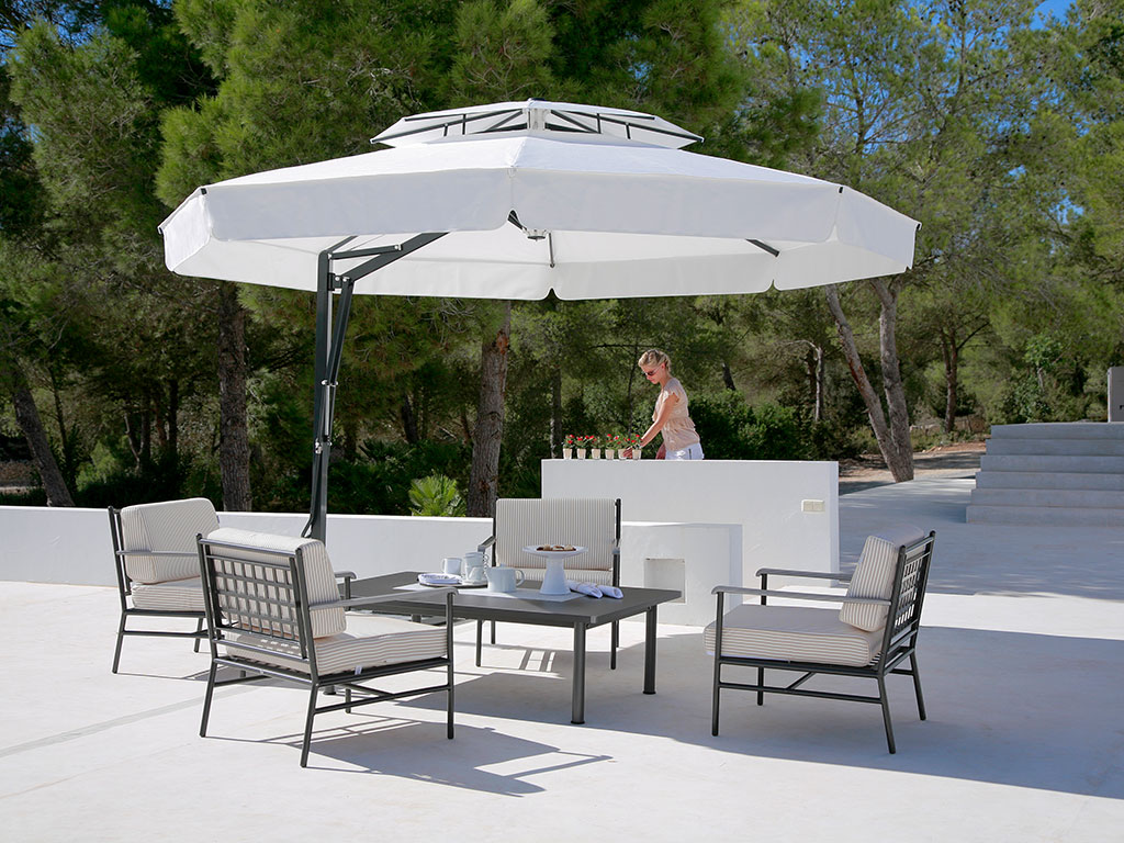Terrasse mit weißem Sonnenschirm