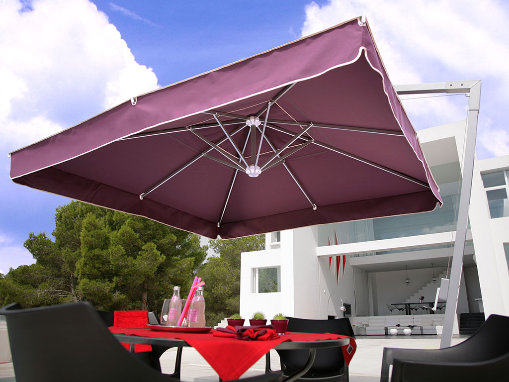 Terrasse mit violettem Sonnenschirm