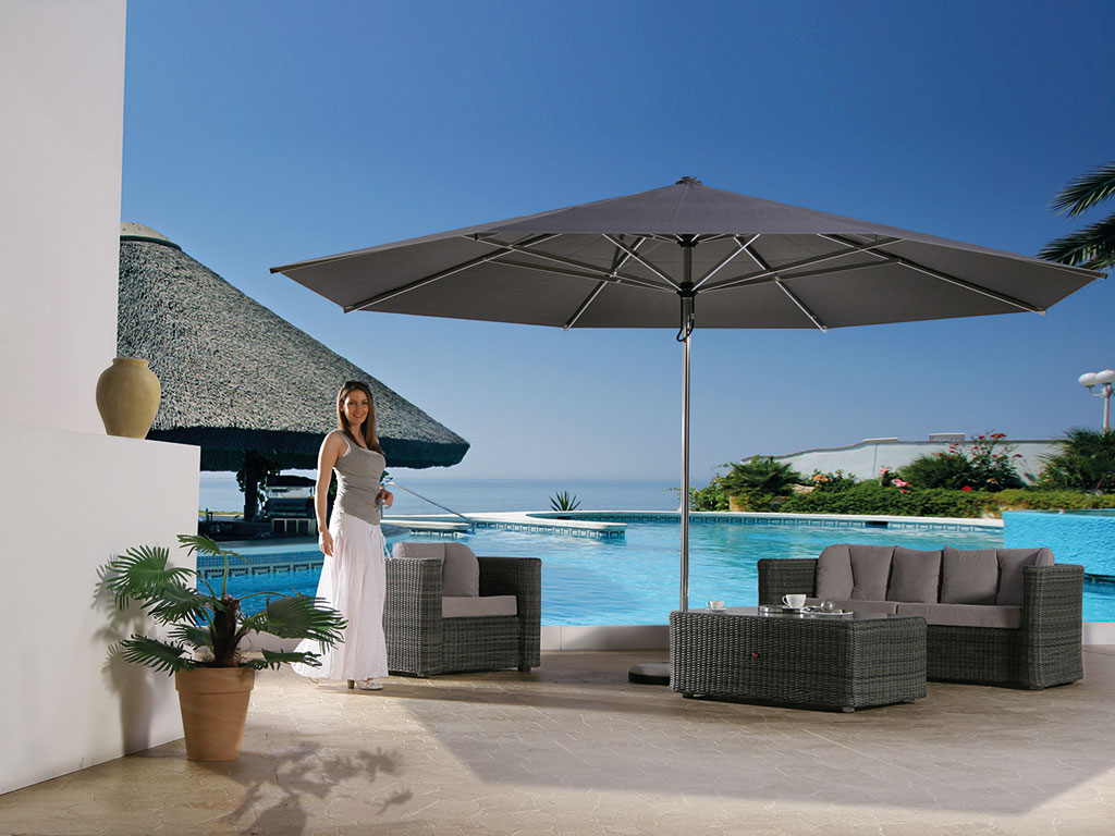Terrasse mit Sonnenschirm und Pool
