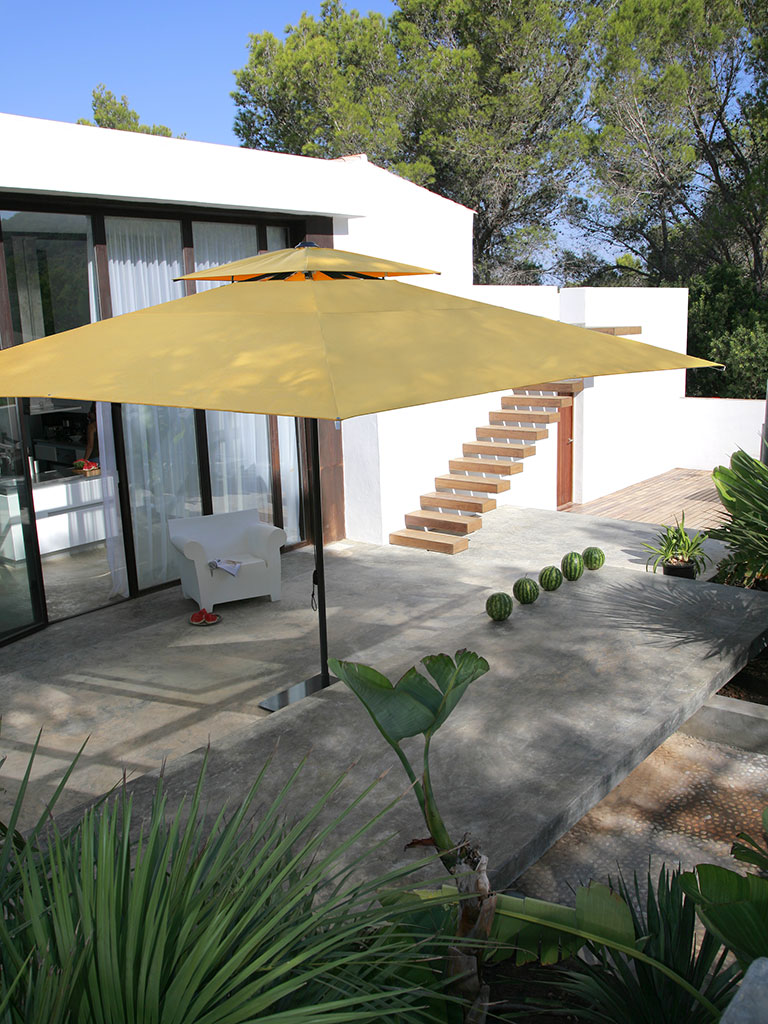 Terrasse mit gelbem Sonnenschirm
