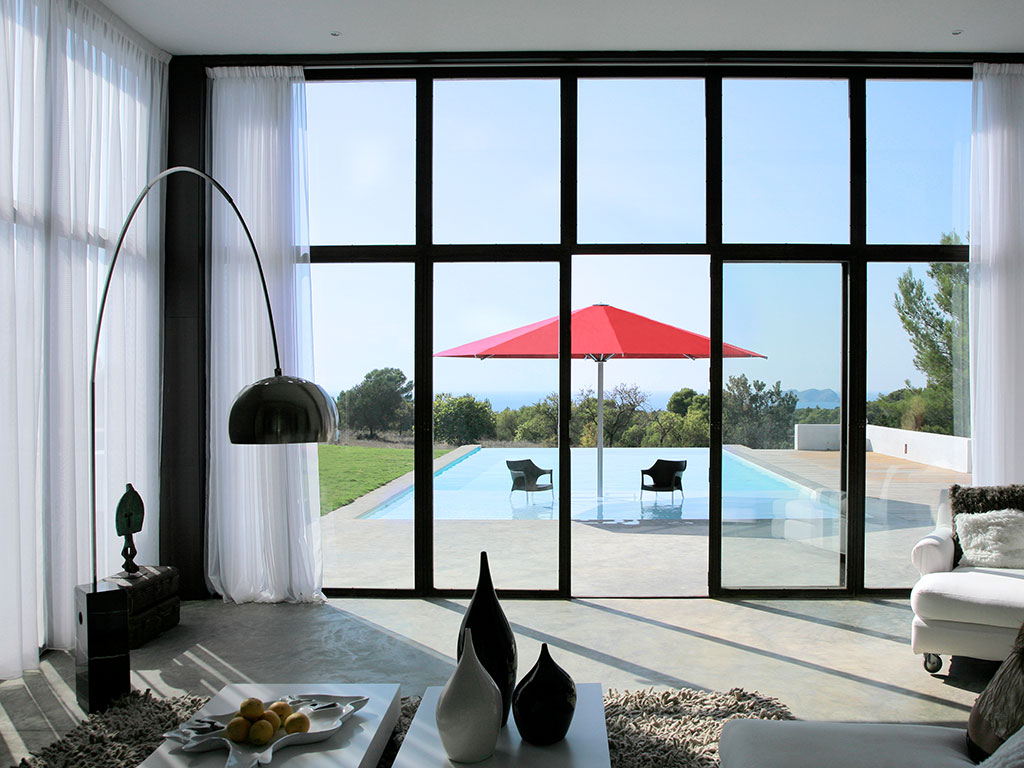 Terrasse mit Sonnenschirm und Pool