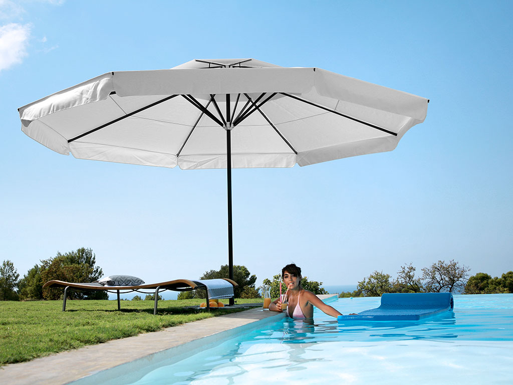Terrasse mit Sonnenschirm und Pool